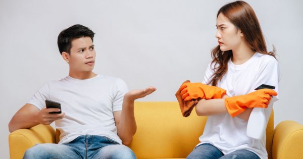 "Nie znoszę mojego pasierba, a on jest u nas coraz częściej. Nawet po sobie nie zmywa"