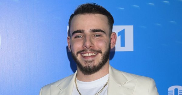 Krystian Ochman cały na biało w Opolu 2022! Trudno uwierzyć, że ma 22 lata! Ciacho z niego?