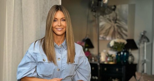 Małgorzata Rozenek-Majdan pozuje w zjawiskowej brzoskwiniowej sukience z dekoltem, ale jej mina...