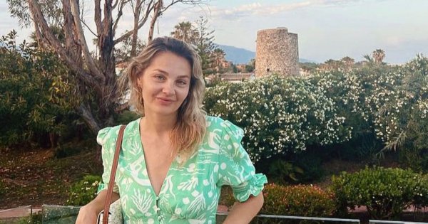 Małgorzata Socha w kwiecistej sukience z maxi rozcięciem! "Ale zgrabne nogi i w ogóle super figurka!" - piszą fani