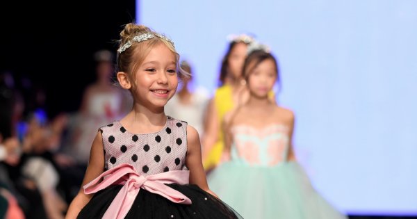 Moda dziecięca: stylowe zestawy dla dziewczynek na ważne okazje i imprezy rodzinne!