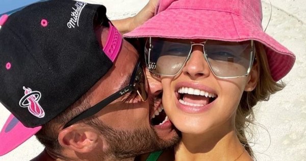 Karolina Pisarek spędza miesiąc miodowy na Bora-Bora. Pozuje w skąpym bikini i eksponuje zgrabne nogi. W tle piękne widoki
