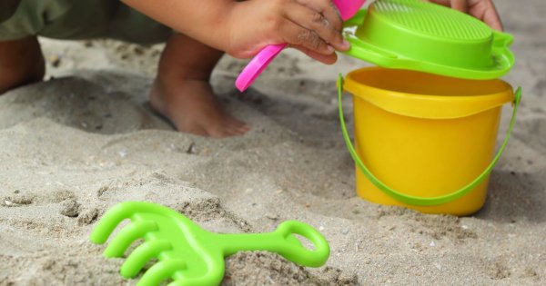 "Polskie morze to istna masakra! Parawany, krzyczące dzieci i piwerko na plaży. Tylko Polacy tak robią!"