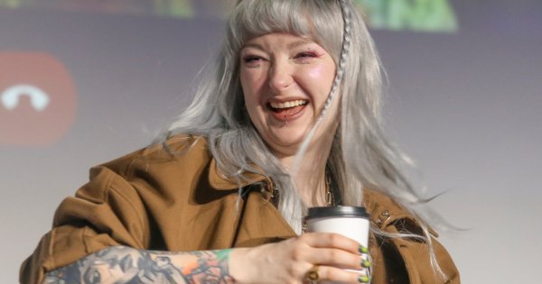 Red Lipstick Monster ścięła włosy! Z tyłu czeski piłkarz, a na górze irokez. Wygląda jak inna osoba!