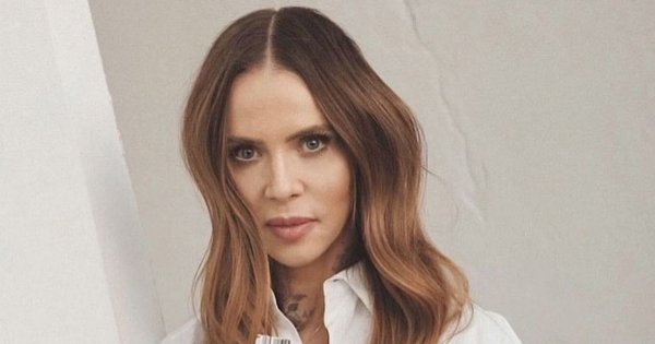 Maja Sablewska w prześwitującym staniku eksponuje biust i pokazuje sutki. Do niego ubrała majtki jak pieluchy