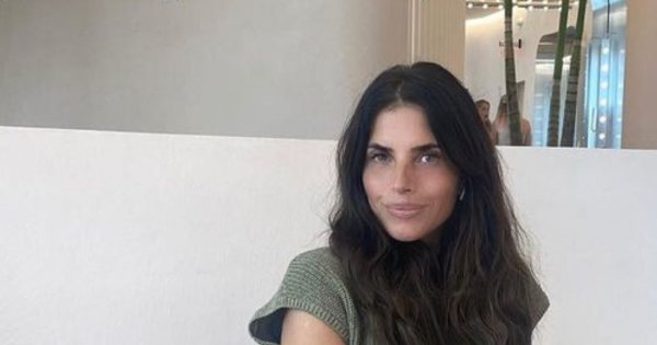 Weronika Rosati w romantycznej stylizacji! Falbany, subtelny print i fale na włosach... Zadała szyku?