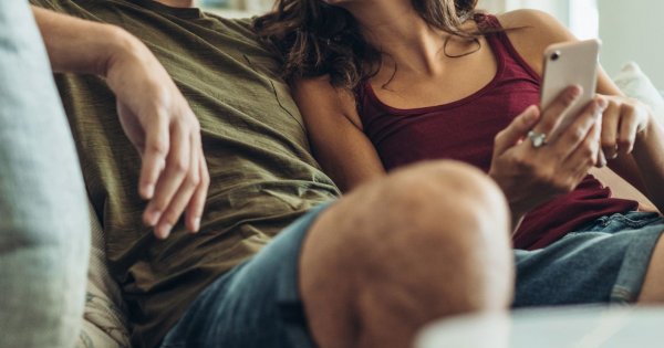 "Nie chcę ślubu, mój narzeczony też nie, ale nasi rodzice nie dają nam spokoju. Mam dość"