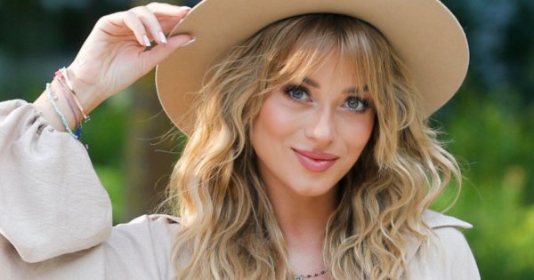 Marcelina Zawadzka w odsłaniającej nogi stylizacji boho. Trochę jak kowbojka, trochę jak Indiana Jones...