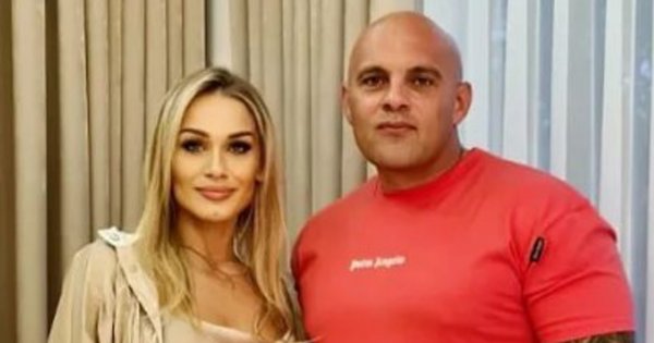 Dominik z "Gogglebox" całuje się w morzu z żoną, która kusi ciałem w skąpym bikini