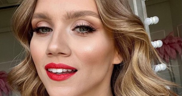 Agnieszka Kaczorowska skończyła 30 lat i pokazała urodzinową sukienkę w kwiaty oraz tort