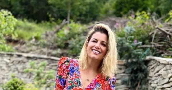 38-letnia Agnieszka Sienkiewicz wypina tyłek przed aparatem. Fani:"Jak matka dzieci może się tak obnażać?"