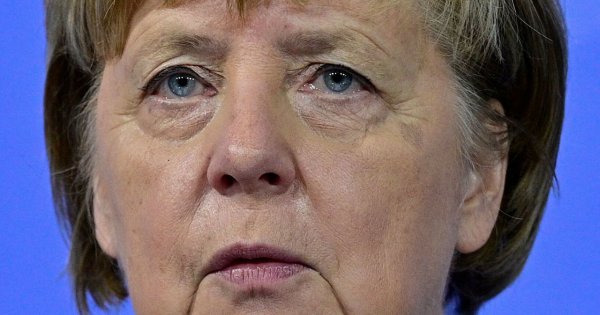 Wpadka Angeli Merkel na czerwonym dywanie! Stylizacyjny koszmarek rodem z 2002 roku!