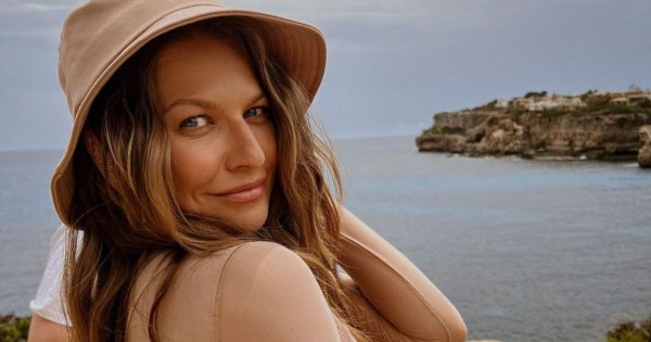 Anna Lewandowska olśniewa w czarnej długiej sukni z głębokim dekoltem na pokazie Dolce&Gabbana. Jedna z najpiękniejszych stylizacji!
