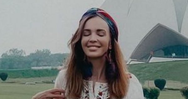 Naturalna Anna Wendzikowska w żółtej mini z odsłoniętym brzuchem! Ale figura!