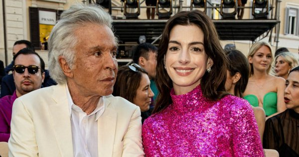 Anne Hathaway w różowej sukience w stylu Barbie, ale to buty skradły show. Jak z filmów dla dorosłych?