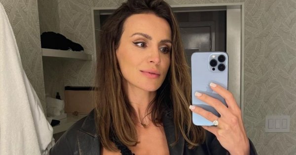 Prawie naga Sara Boruc pręży się przed lustrem. Sporo odsłoniła! Fani: "Jaka gorąca figura... I to po trójce dzieci!"