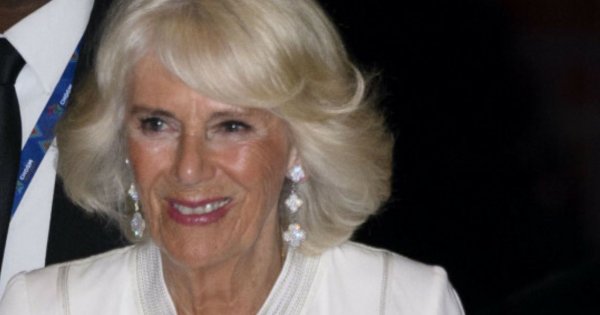 Rozradowana królowa Camilla chciała zaszaleć ze świąteczną stylizacją? Postawiła na trendy kolor!