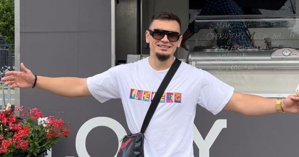 "Królowe Życia": Odstawiony Conan Kaźmierski pręży mięśnie do zdjęcia. Fani "Ale ty jesteś przystojny! Ciacho!"