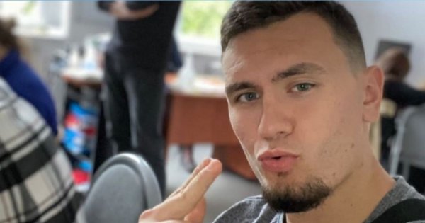 Conan Kaźmierski w obcisłej koszulce pręży muskuły w windzie. Ma się czym chwalić?