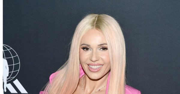 Miss Supranational 2022: Doda w różowej lateksowej sukience i niebieskiej mini z trenem. Która stylizacja była lepsza?