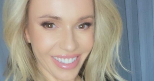 Doda z jabłkiem w ustach eksponuje obfity biust w maleńkim bikini. Nie pozostawiła wiele wyobraźni!