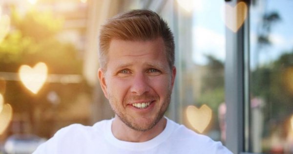 Filip Chajzer pokazał zdjęcie z dzieciństwa! "O, i to jest stylówa na wywczas!" Ktoś pisze. Uroczy malec?