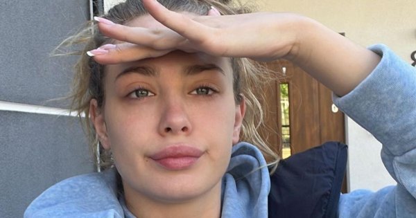 Wiktoria Gąsiewska wypina pośladki na łódce i wypatruje delfinów. Fani komentują: "Ale ty masz fajną pupkę"