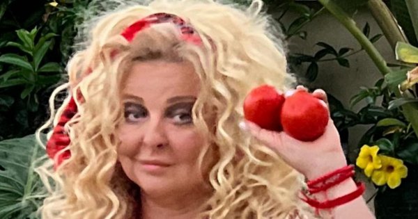 Magda Gessler pluska się we wzburzonym morzu... "Syrena Madzia". Fani komentują: "Myślałam, że goła"