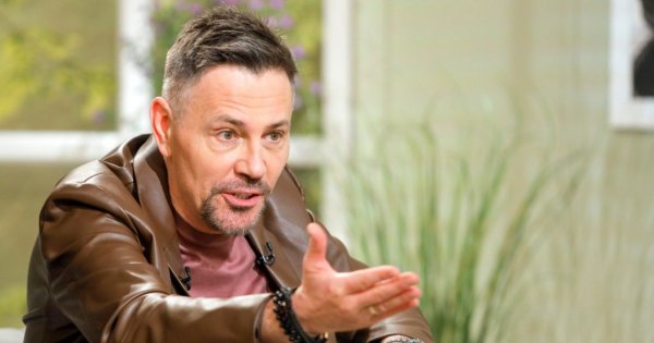 Krzysztof Ibisz na planie sesji do "Tańca z Gwiazdami". Co się dzieje z jego twarzą?!