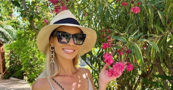 Mister Supranational 2022: Izabela Janachowska w długiej kremowo-złotej sukni. Przepiękna stylizacja!