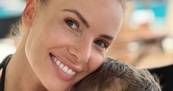 Izabela Janachowska uwolniła biust. Eksponuje piersi bez stanika w letniej sukience do ziemi. Fani "Mega sexy wyglądasz"