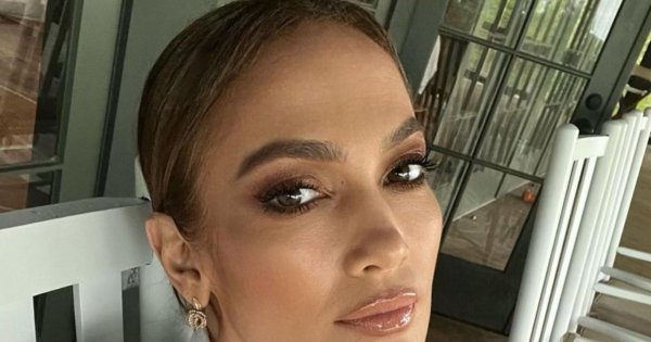 Jennifer Lopez w czerwonej letniej sukience w restauracji w Paryżu! Piękna stylizacja!