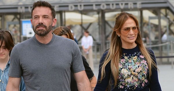 Jennifer Lopez z błękitną torebką Birkin za 300.000 zł w Luwrze. Stylizacja warta swojej ceny?