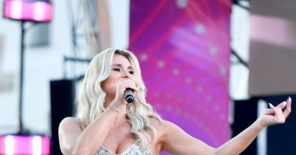 Wakacyjna trasa dwójki: Kajra olśniła w sukienkach z głębokim dekoltem! Najlepsza stylizacja!