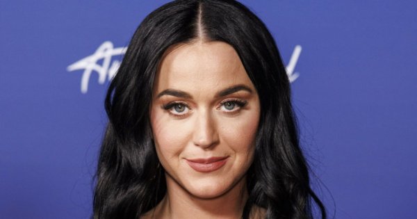 Katy Perry w pomarańczowej, obcisłej, skórzanej spódnicy i czarnej bluzce z dekoltem. Udana stylizacja?