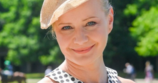 Małgorzata Kożuchowska w nietypowej dla siebie stylizacji. Jej kapelusz przypominał ptasie gniazdo
