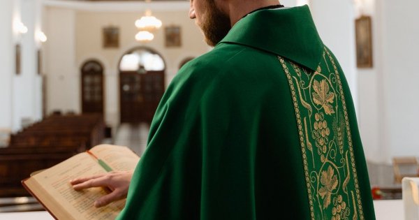"Ksiądz w czasie mszy wskazał palcem na kobietę w krótkiej sukience. Jego zdaniem zgrzeszyła!"