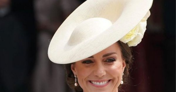 Księżna Kate w czarnej sukience w grochy z krótkim rękawem na Wimbledonie. Udana stylizacja?