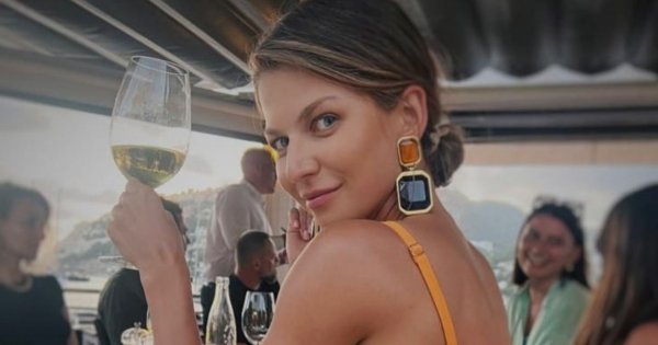 Anna Lewandowska pręży się nad basenem i eksponuje opalone ciało w skąpym bikini. Cała błyszczy, bo posmarowała się brokatowym olejkiem