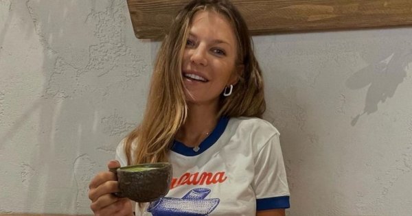 Anna Lewandowska pozuje w samym szlafroku i klapkach. Nie uwierzycie, ile kosztuje ta stylizacja... Ceny zwalają z nóg!