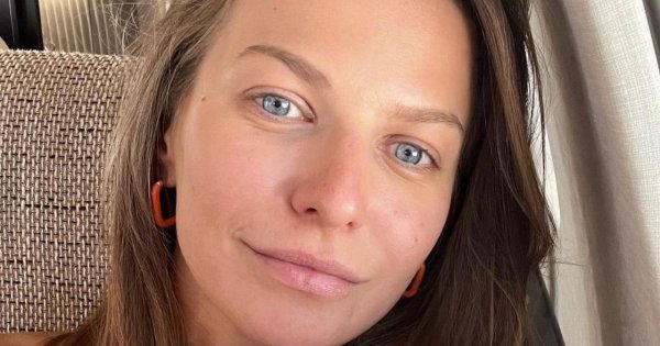 Anna Lewandowska w dzierganym kapelusiku na jachcie. Do czerwonego kapelusza ubrała zielone okulary. Fani: "Tak ubiera się tylko pszczółka Maja"