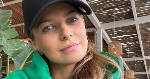 Anna Lewandowska trenuje z Robertem na plaży. Podciągają się na palmie, używają córki jako ciężarka...