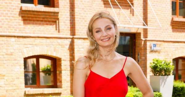 Pokaz Paprocki&Brzozowski: Małgorzata Socha w białych spodniach i piórkowej bluzce. Udana stylizacja?