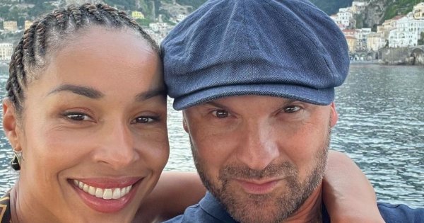 Omenaa Mensah pokazała się w skąpym bikini. Odsłoniła obfity biust i zgrabne nogi. Fani: "Silikon w biuście idealnie wypełniony"