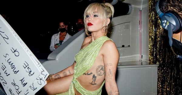 Miley Cyrus i jej tatuaże: na rękach, plecach, boku, palcach i uchu. Co one oznaczają?