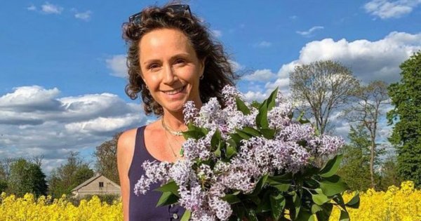 Monika Mrozowska pokazała, jak spędza wakacje! Aktorka postawiła na sentymentalne miejsce...