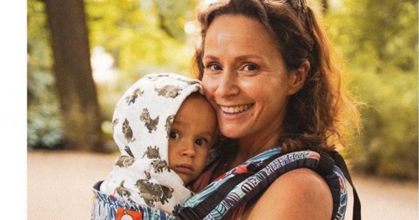 Monika Mrozowska eksponuje ciało na wakacjach. Pozuje bez stanika na plaży. Ktoś pisze: "Świetne ciało"