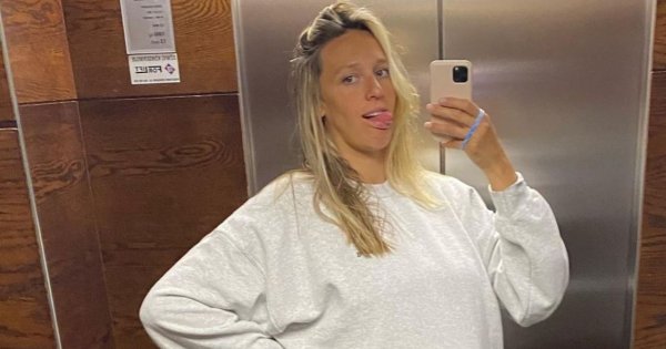 Ola Żebrowska w kusych majtasach odkrywa brzuszek i myje zęby: "Opluwam sobie brzuch" - pisze