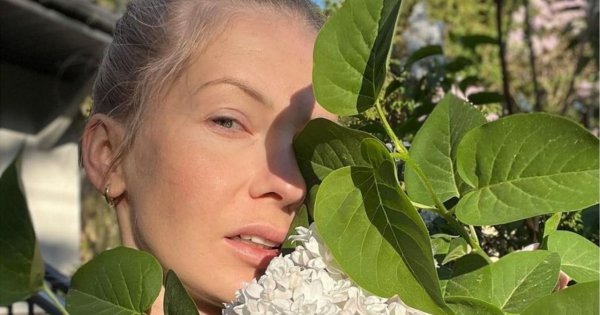 Edyta Pazura relaksuje się na basenie z nogą w gipsie. Fani: "Proszę uważać, taki gips to pociągnąłby na dno..."