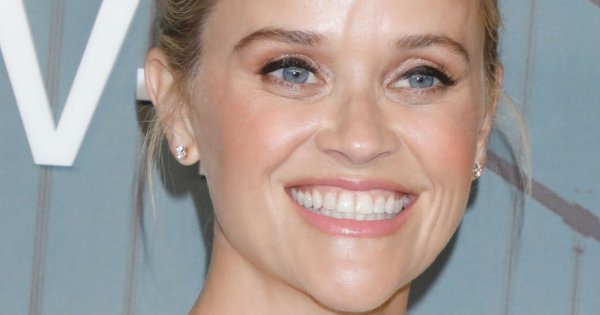 Roześmiana Reese Witherspoon pozuje na ściance ! Oj coś z jej stylizacją poszło nie tak...